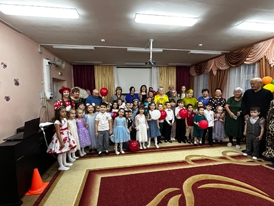 Сегодня у нас в садике был настоящий день волшебства и тепла – «День мудрости»! 
Представляете? Мы пригласили наших любимых
бабушек и дедушек, чтобы вместе повеселиться и поиграть.
Что было интересного?
 Песни
 Игры и загадки
В этот день мы поняли одно важное правило: мудрость и любовь делают мир ярче и добрее!